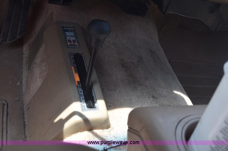 image for item E6388 1994 GMC Suburban 1500 SUV