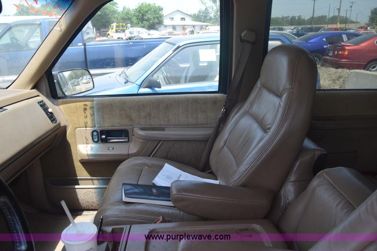 image for item E6388 1994 GMC Suburban 1500 SUV