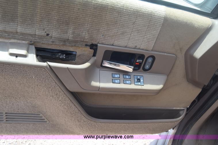 image for item E6388 1994 GMC Suburban 1500 SUV