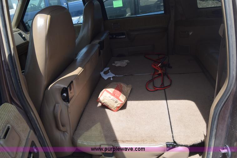 image for item E6388 1994 GMC Suburban 1500 SUV