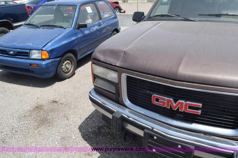 image for item E6388 1994 GMC Suburban 1500 SUV