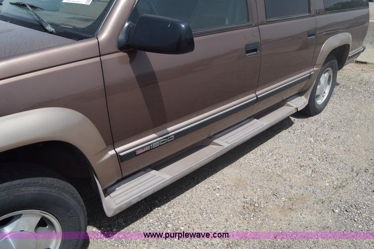 image for item E6388 1994 GMC Suburban 1500 SUV