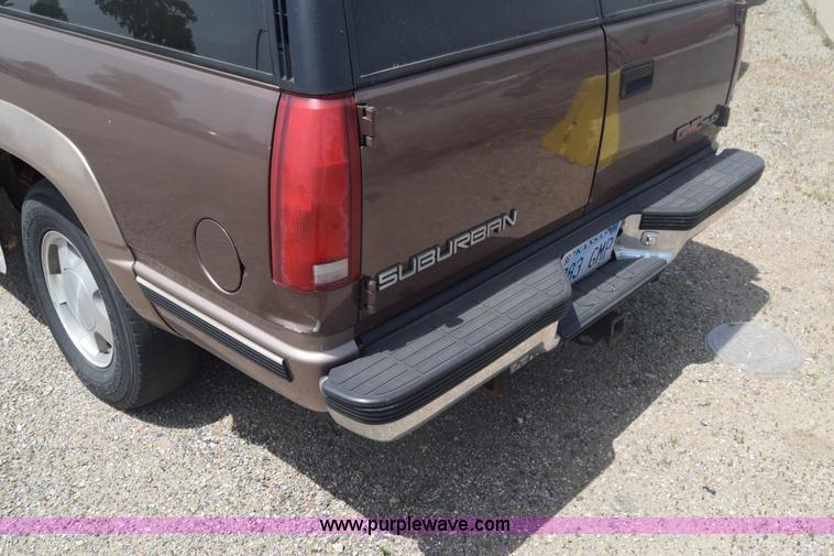 image for item E6388 1994 GMC Suburban 1500 SUV