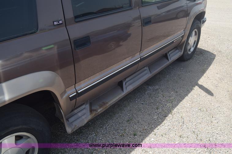 image for item E6388 1994 GMC Suburban 1500 SUV