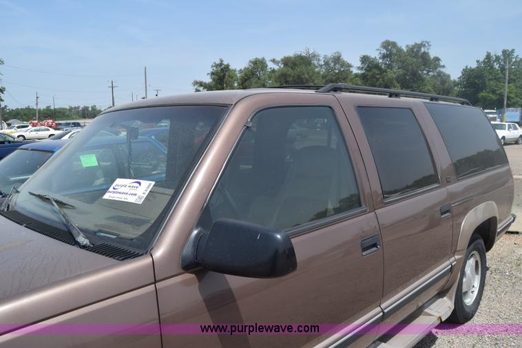 image for item E6388 1994 GMC Suburban 1500 SUV
