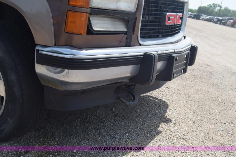 image for item E6388 1994 GMC Suburban 1500 SUV