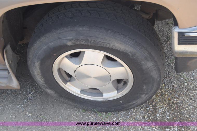 image for item E6388 1994 GMC Suburban 1500 SUV