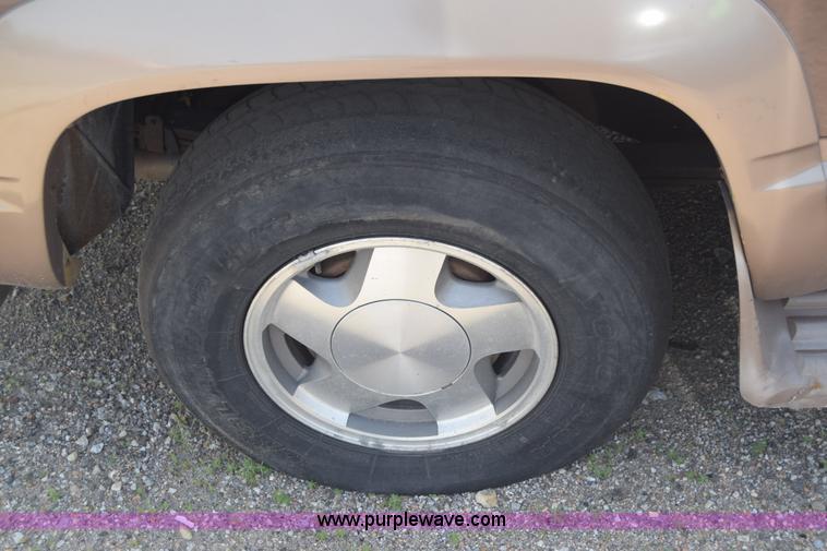 image for item E6388 1994 GMC Suburban 1500 SUV