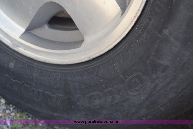 image for item E6388 1994 GMC Suburban 1500 SUV