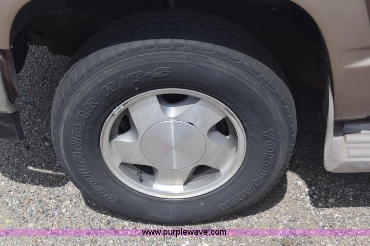 image for item E6388 1994 GMC Suburban 1500 SUV