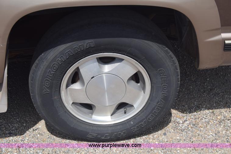image for item E6388 1994 GMC Suburban 1500 SUV