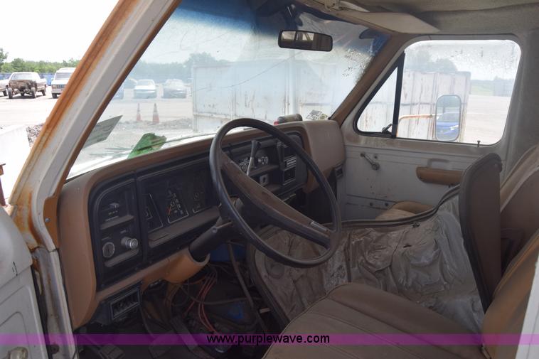 image for item E6389 1977 Ford Comet RV