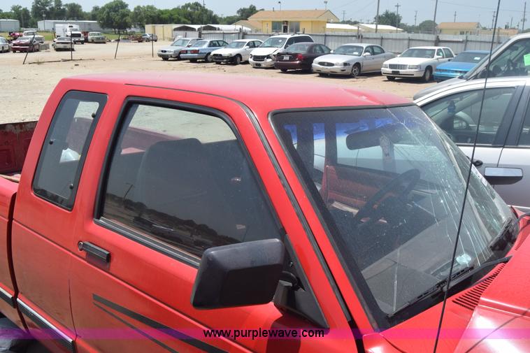 image for item E6431 1991 Chevrolet S10 Ext. Cab pickup truck