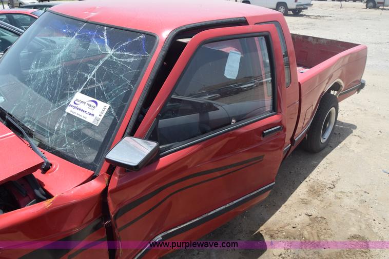 image for item E6431 1991 Chevrolet S10 Ext. Cab pickup truck