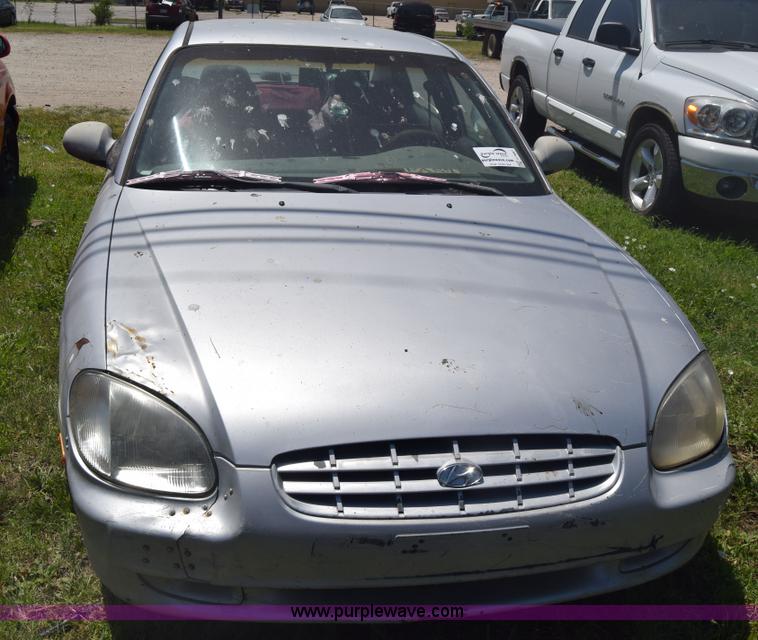 image for item F7897 1999 Hyundai Sonata GLS