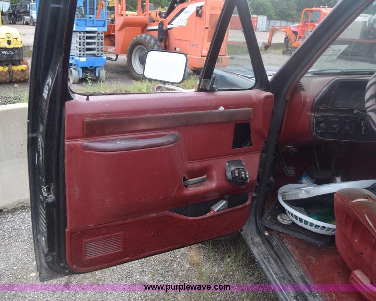 image for item F7901 1987 Ford F150 pickup truck