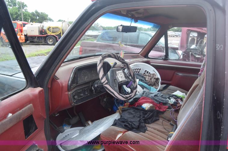image for item F7901 1987 Ford F150 pickup truck