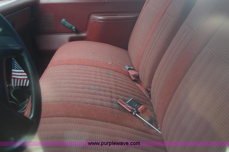 image for item F7902 1991 Ford F150 pickup truck
