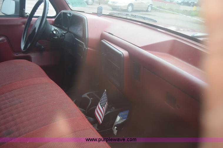 image for item F7902 1991 Ford F150 pickup truck