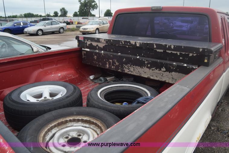 image for item F7902 1991 Ford F150 pickup truck