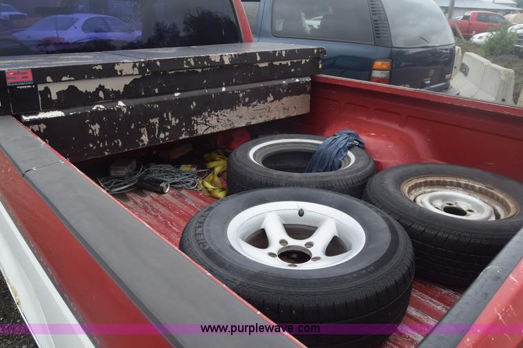 image for item F7902 1991 Ford F150 pickup truck