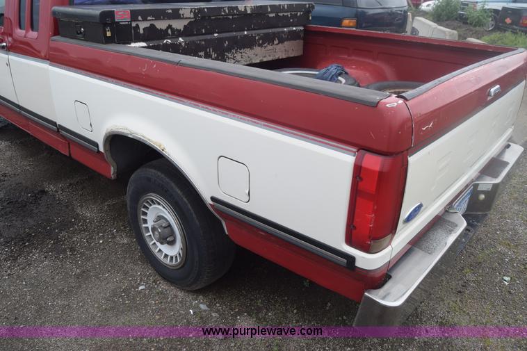image for item F7902 1991 Ford F150 pickup truck