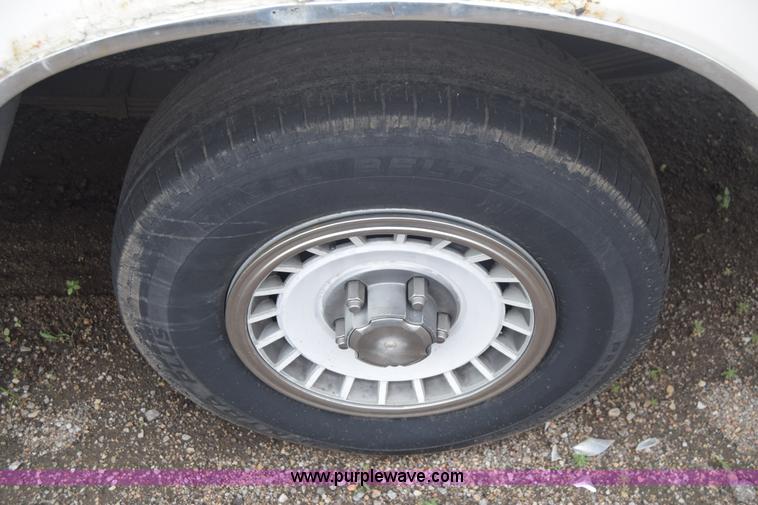 image for item F7902 1991 Ford F150 pickup truck