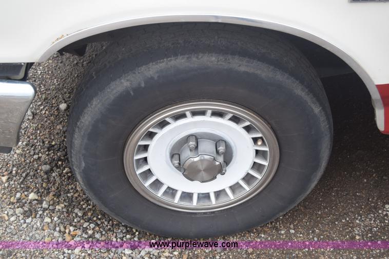 image for item F7902 1991 Ford F150 pickup truck