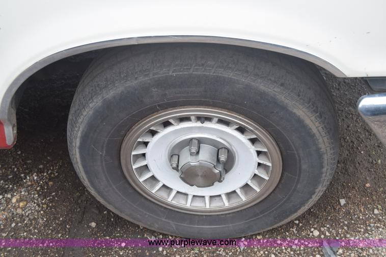 image for item F7902 1991 Ford F150 pickup truck