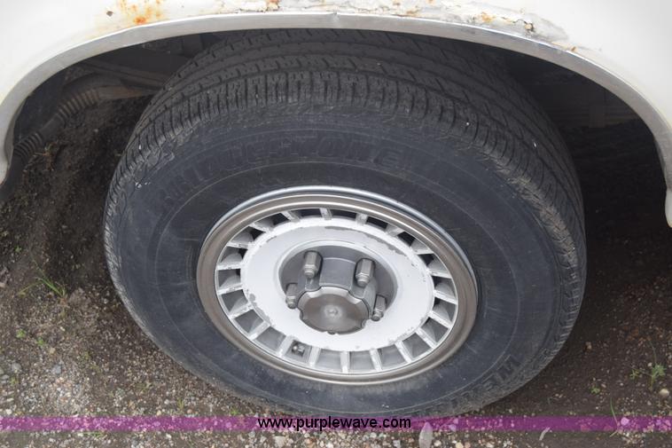 image for item F7902 1991 Ford F150 pickup truck