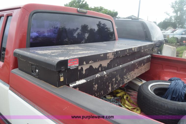 image for item F7902 1991 Ford F150 pickup truck