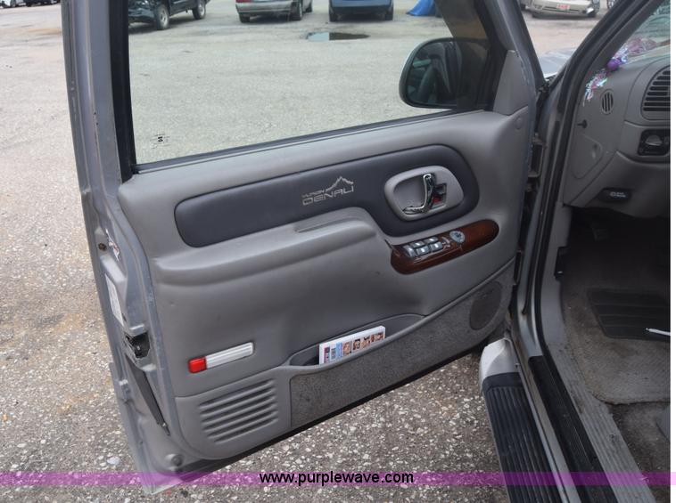 image for item F7904 2000 GMC Yukon SLE