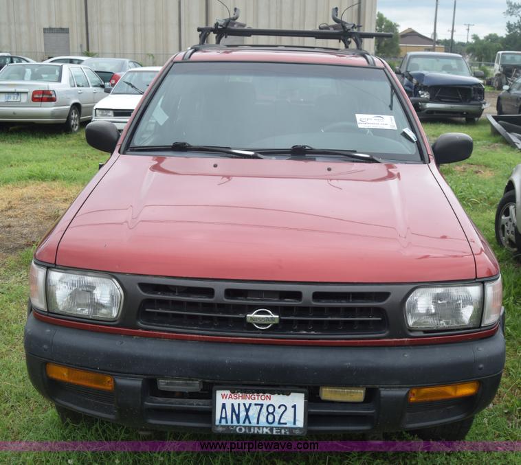 image for item F7906 1998 Nissan Pathfinder SUV