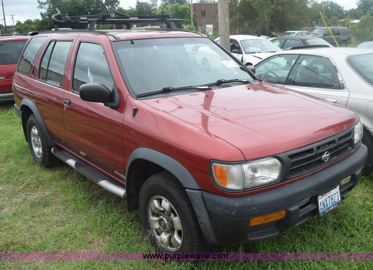 image for item F7906 1998 Nissan Pathfinder SUV