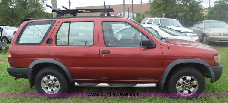 image for item F7906 1998 Nissan Pathfinder SUV