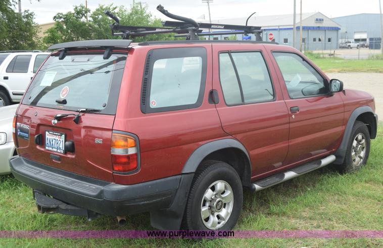 image for item F7906 1998 Nissan Pathfinder SUV