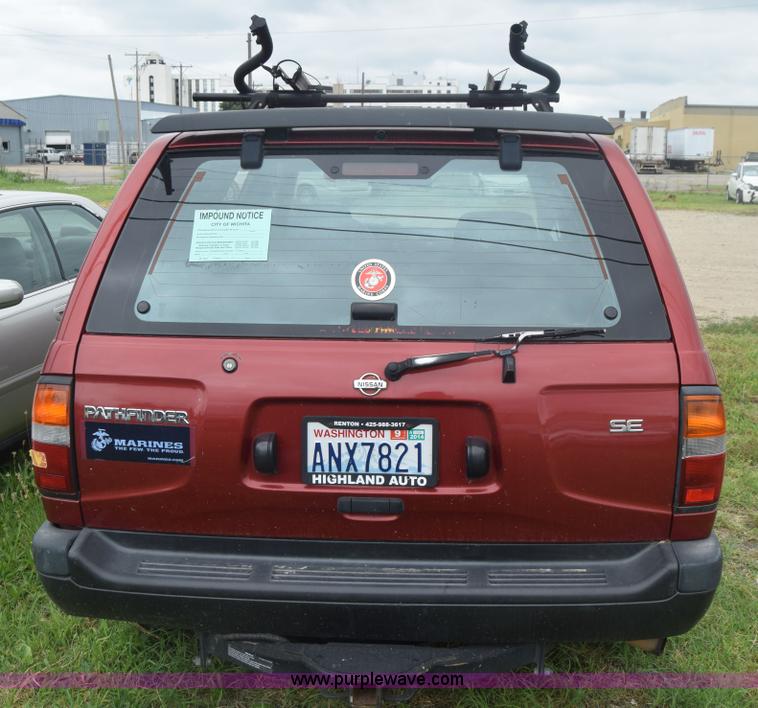 image for item F7906 1998 Nissan Pathfinder SUV