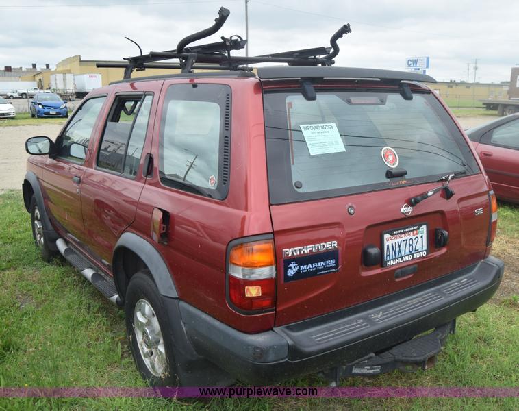 image for item F7906 1998 Nissan Pathfinder SUV