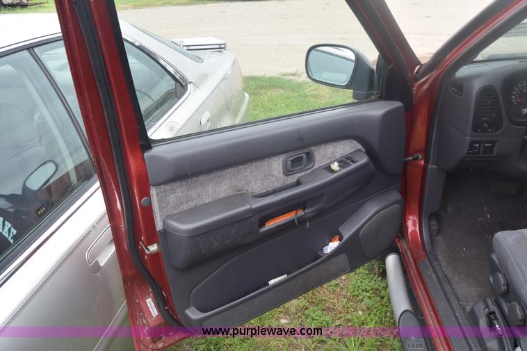 image for item F7906 1998 Nissan Pathfinder SUV