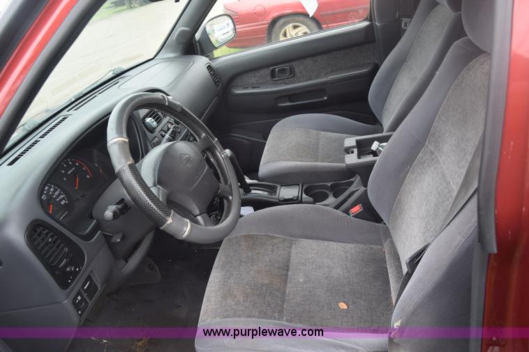 image for item F7906 1998 Nissan Pathfinder SUV