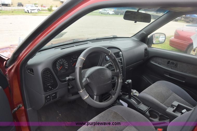 image for item F7906 1998 Nissan Pathfinder SUV