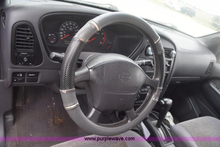 image for item F7906 1998 Nissan Pathfinder SUV