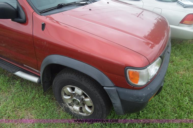 image for item F7906 1998 Nissan Pathfinder SUV