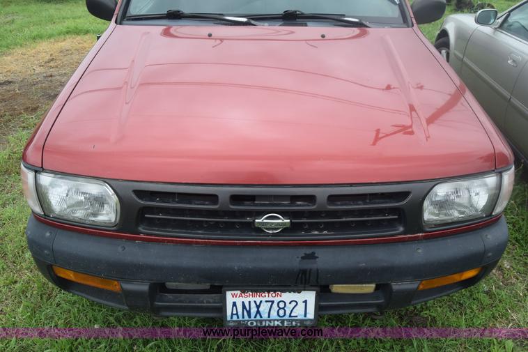image for item F7906 1998 Nissan Pathfinder SUV