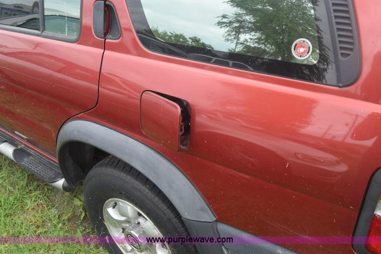 image for item F7906 1998 Nissan Pathfinder SUV