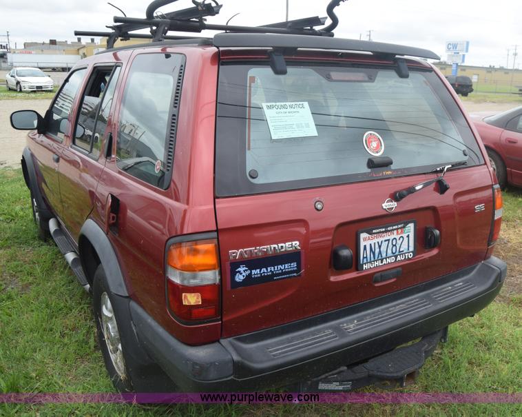 image for item F7906 1998 Nissan Pathfinder SUV