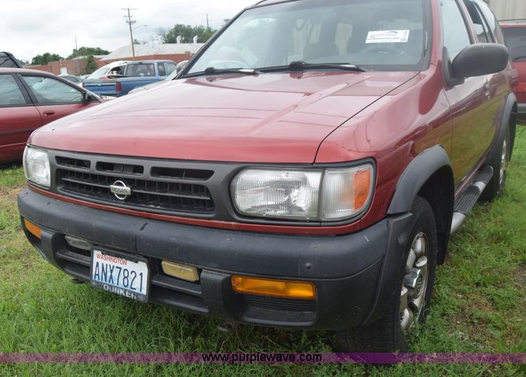 image for item F7906 1998 Nissan Pathfinder SUV