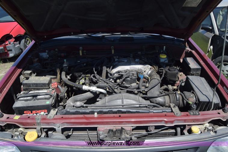 image for item F7906 1998 Nissan Pathfinder SUV