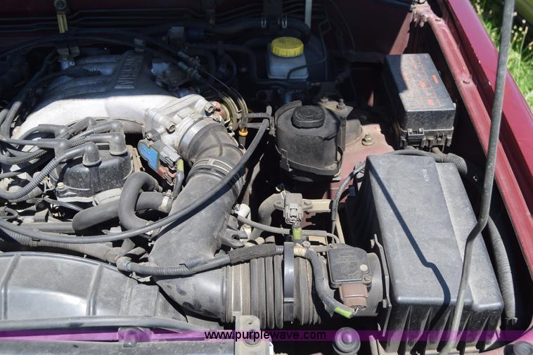 image for item F7906 1998 Nissan Pathfinder SUV