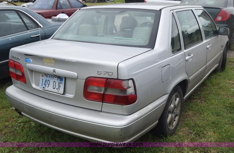 image for item F7907 1998 Volvo S70